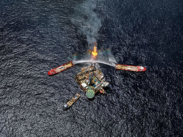1_burtynsky_oil_spill_5_q4000_drilling_platform_gulf_of_mexico_2010_lg