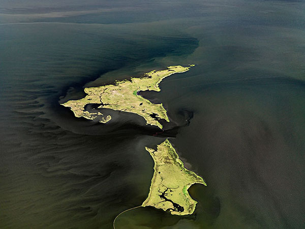 5_burtynsky_oil_spill_14_marsh_islands_gulf_of_mexico_2010_lg