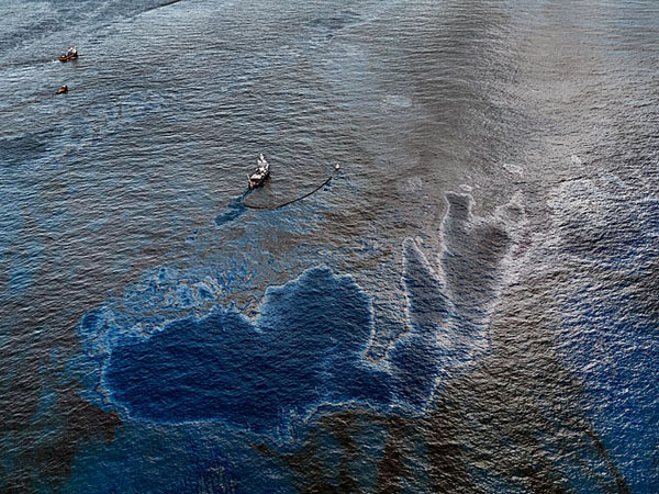7_burtynsky_oil_spill_4_oil_skimming_boat_near_ground_zero_gulf_of_mexico_2010_lg